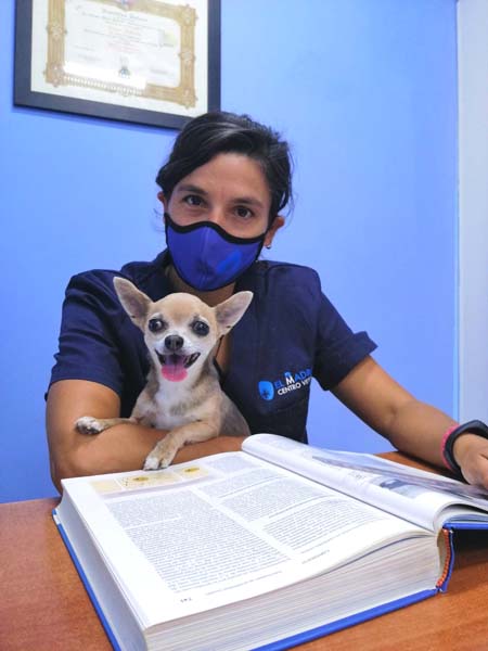 Centro Veterinario El Madroñal mujer con perro